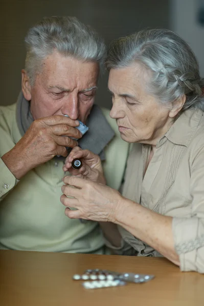 Krankes Senioren-Paar mit Tabletten — Stockfoto