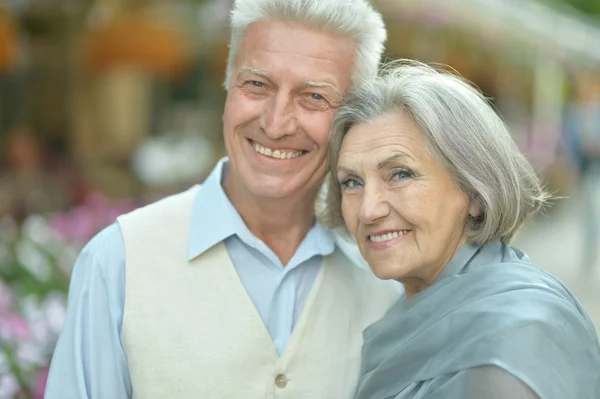 Mature couple in town — Stock Photo, Image