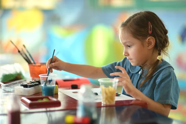 Ragazzina disegno a casa — Foto Stock