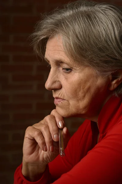 Ältere kranke Frau mit Thermometer — Stockfoto