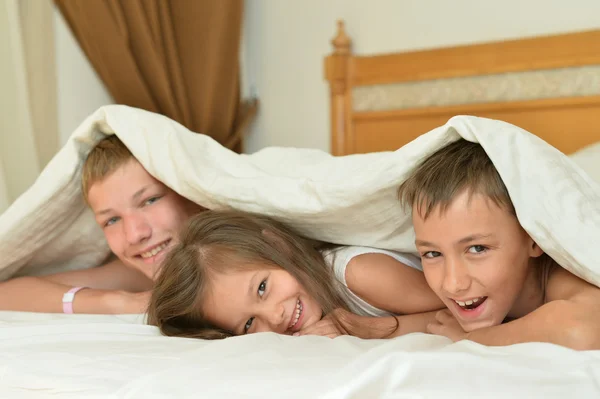 Hermanos y hermanas con tableta pc — Foto de Stock