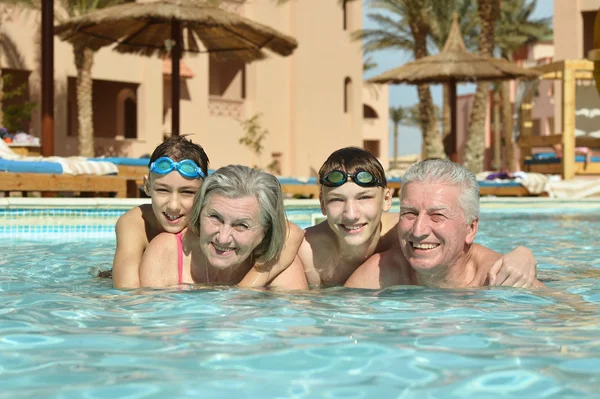 Grands-parents avec petits-enfants dans la piscine — Photo