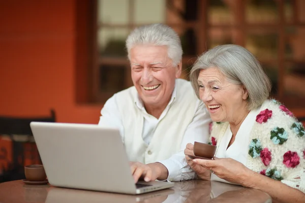 Volwassen paar met laptop — Stockfoto