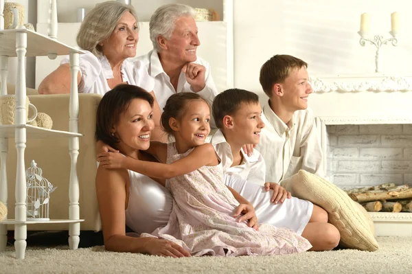 Lycklig familj med barn — Stockfoto