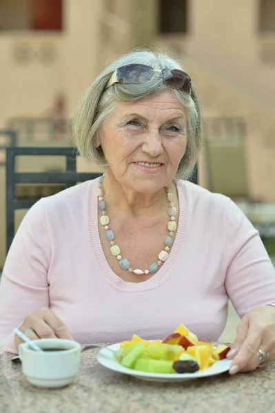 Hermosa anciana en la cafetería —  Fotos de Stock