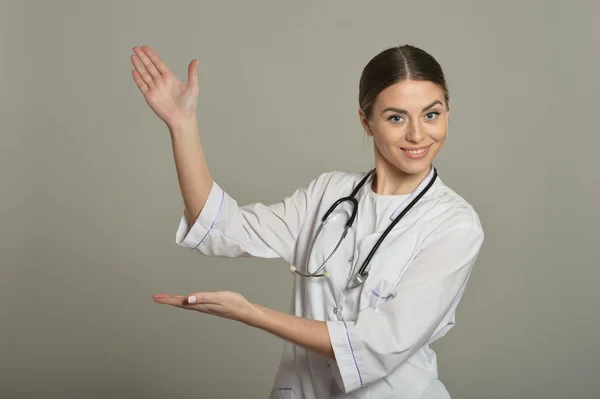 Medico mostra spazio vuoto copia — Foto Stock