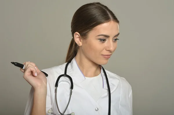 Kvinnliga läkare med klocka — Stockfoto