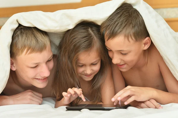 Brothers and sister with tablet pc — Stock Photo, Image