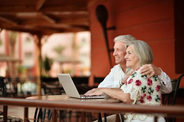 Volwassen paar met laptop — Stockfoto