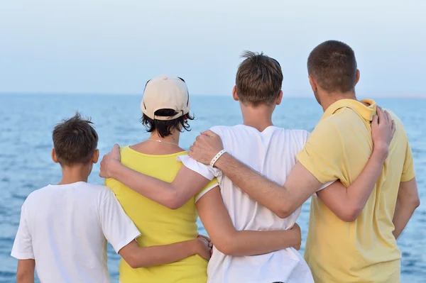 Bonne famille à la plage — Photo