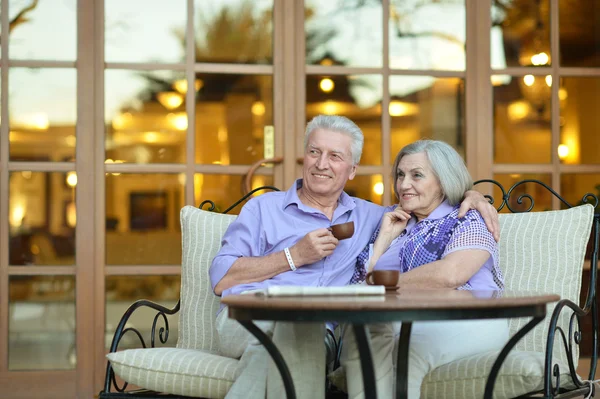 Seniorenpaar trinkt Kaffee — Stockfoto