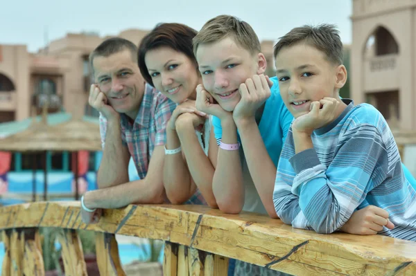 Familie mit Kindern in Poolnähe — Stockfoto