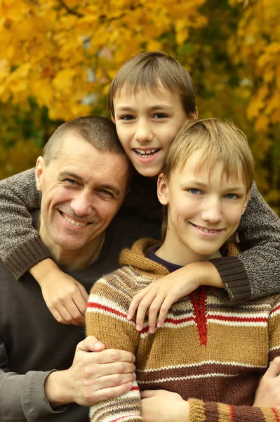 Familie ontspannen in herfst park — Stockfoto