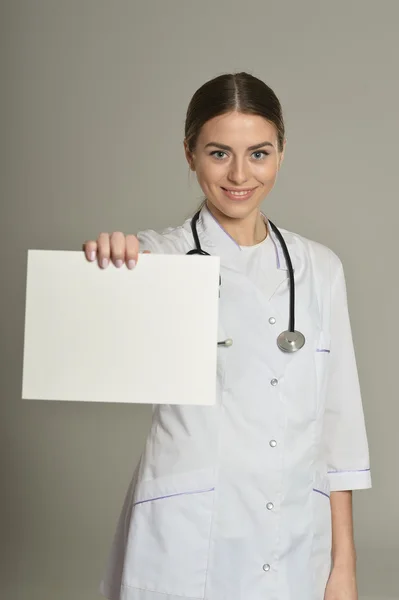 Médica com lista branca — Fotografia de Stock