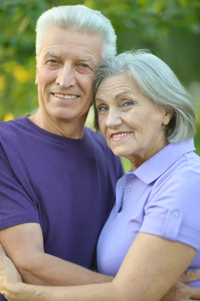 Couple d'âge mûr dans le parc d'automne — Photo