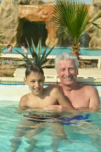 Großvater schwimmt mit Enkel — Stockfoto