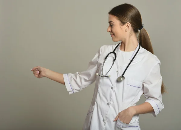 Doctor muestra espacio de copia vacío — Foto de Stock