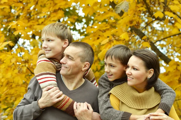 Sonbahar parkında bir aile — Stok fotoğraf