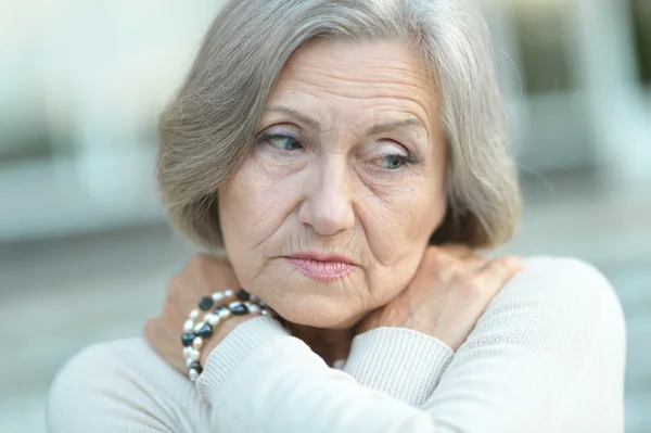Senior mulher retrato ao ar livre — Fotografia de Stock