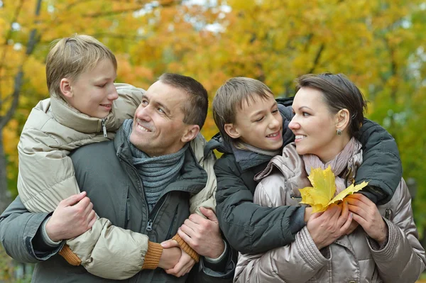 Familie in herfstpark — Stockfoto