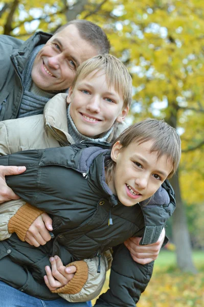 Familie entspannt im Herbstpark — Stockfoto