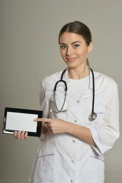 Médica com tablet pc — Fotografia de Stock