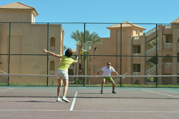 Jugadores de tenis de pie cerca de red —  Fotos de Stock