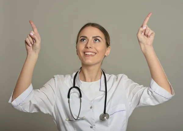 Doctor shows empty copy space — Stock Photo, Image