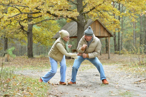 Senior par i höstparken — Stockfoto