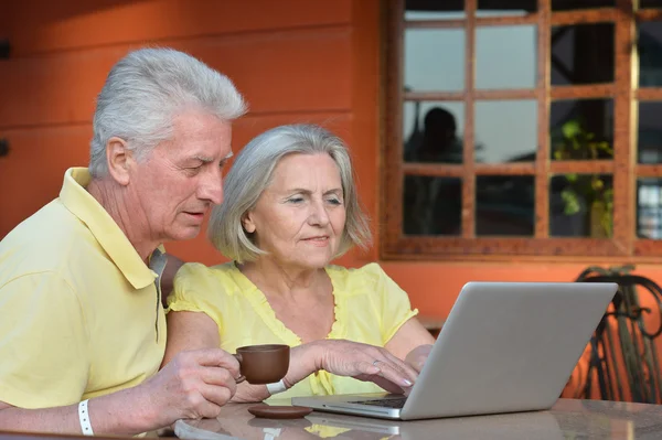 Casal maduro com laptop — Fotografia de Stock