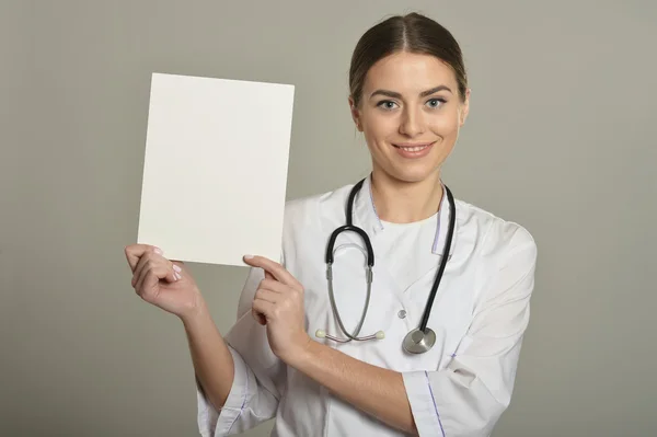 Vrouwelijke arts met witte lijst — Stockfoto