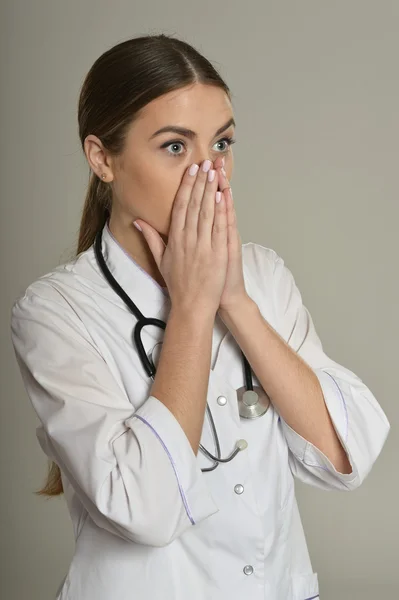 Overrasket kvinnelig lege – stockfoto