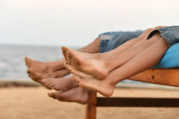 Familie voeten op beach achtergrond — Stockfoto
