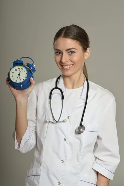 Médico femenino con reloj —  Fotos de Stock