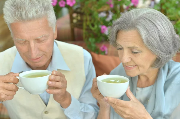 Старая пара пьет чай — стоковое фото