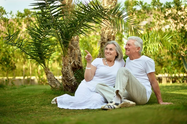 Coppia anziana al giardino tropicale — Foto Stock