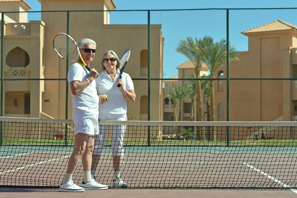 Couple sur le court de tennis — Photo