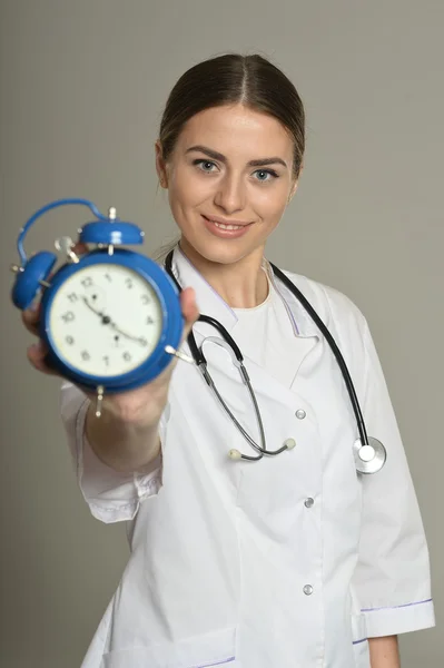 Female doctor with clock — Stock Photo, Image