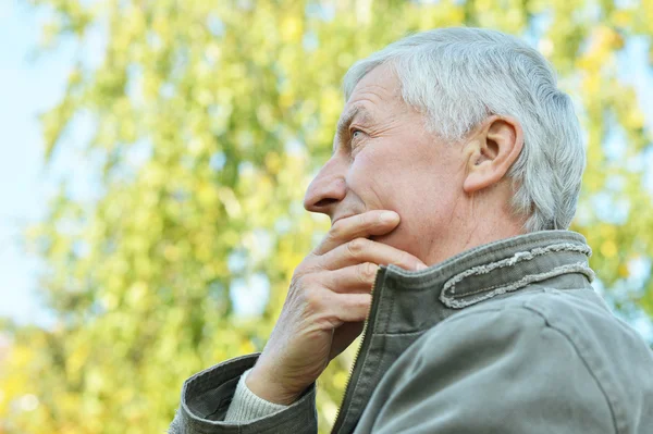 Thoughtful elderly man in autumn — Stock Photo, Image