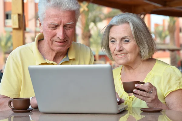 Volwassen paar met laptop — Stockfoto