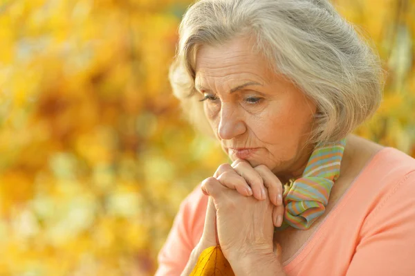 Denkende Seniorin im Park — Stockfoto