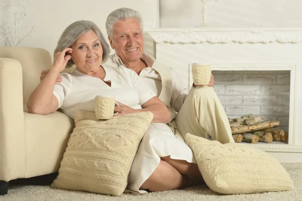 Ältere Menschen sitzen zu Hause — Stockfoto