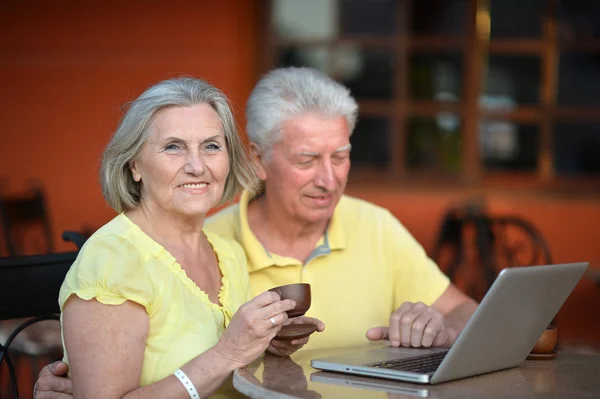 Casal maduro com laptop — Fotografia de Stock