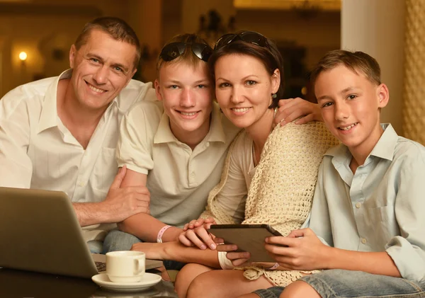 Familie sitzt mit Laptop — Stockfoto