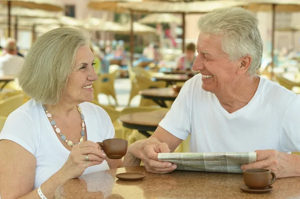 Coppia senior con caffè — Foto Stock