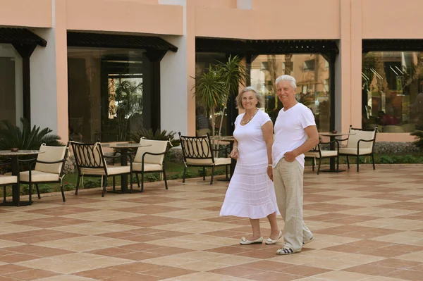 Seniorenpaar im Hotelresort — Stockfoto