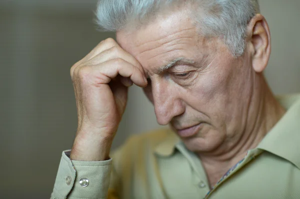 Älterer Mann mit Kopfschmerzen — Stockfoto