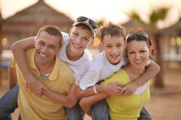 Famiglia rilassante in località di vacanza — Foto Stock