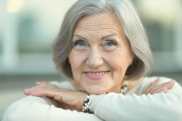 Senior vrouw portret buiten — Stockfoto