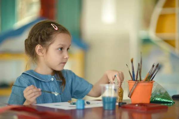 Ragazzina disegno a casa — Foto Stock